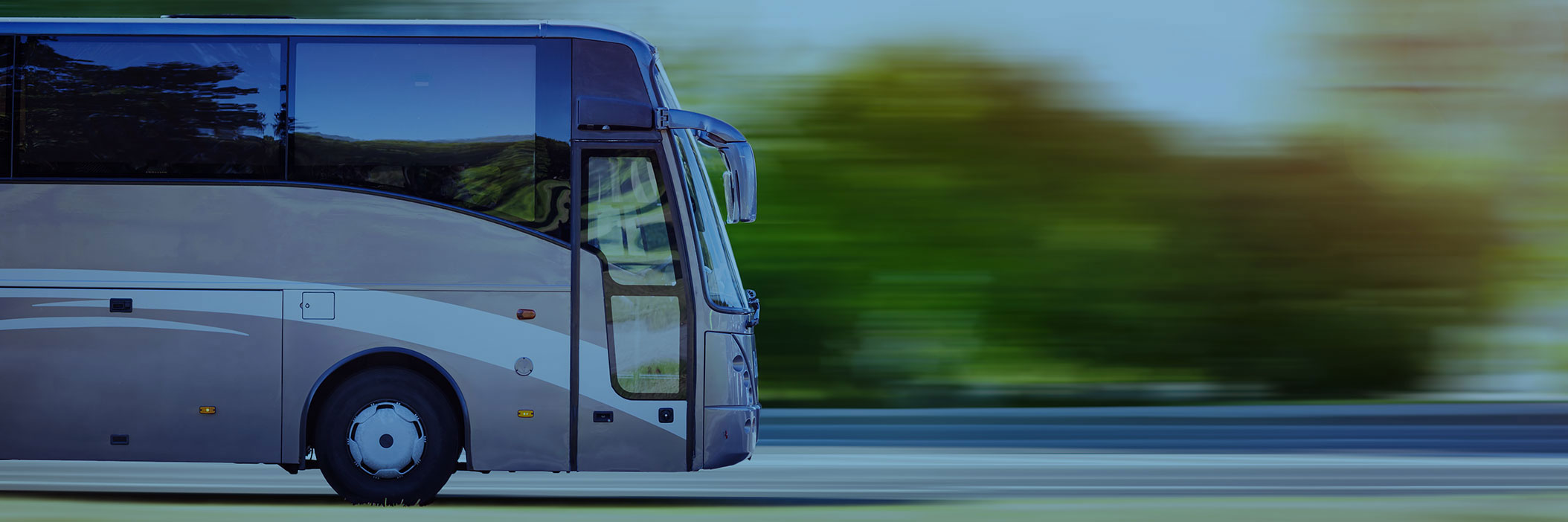 Ein Bus fährt auf der Autobahn