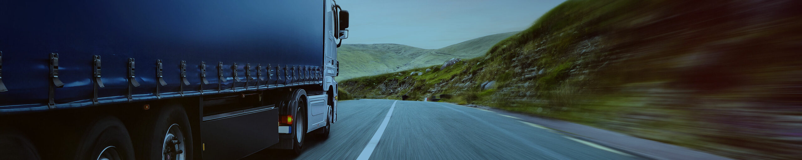 LKW im Anschnitt auf der Autobahn