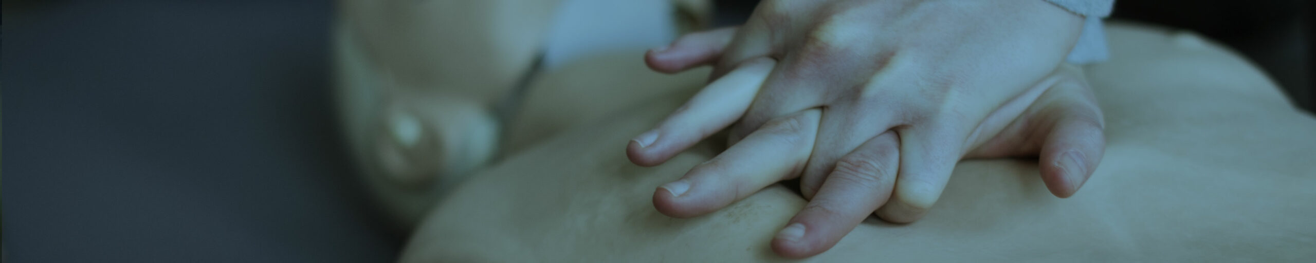 Herzdruckmassage an einer Puppe im Erste-Hilfe-Kurs