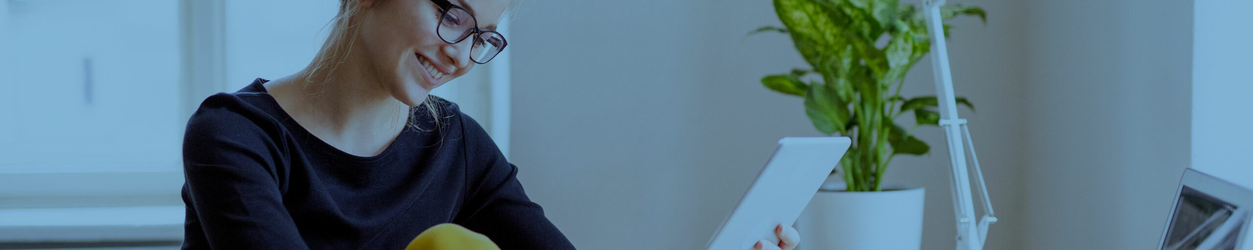 Fahrschülerin am Tablet für den Führerschein Theorieunterricht